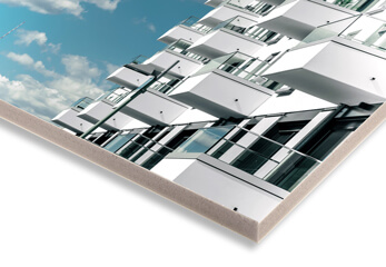 ein Foto einer modernen Hausfassade auf KAPA Platte